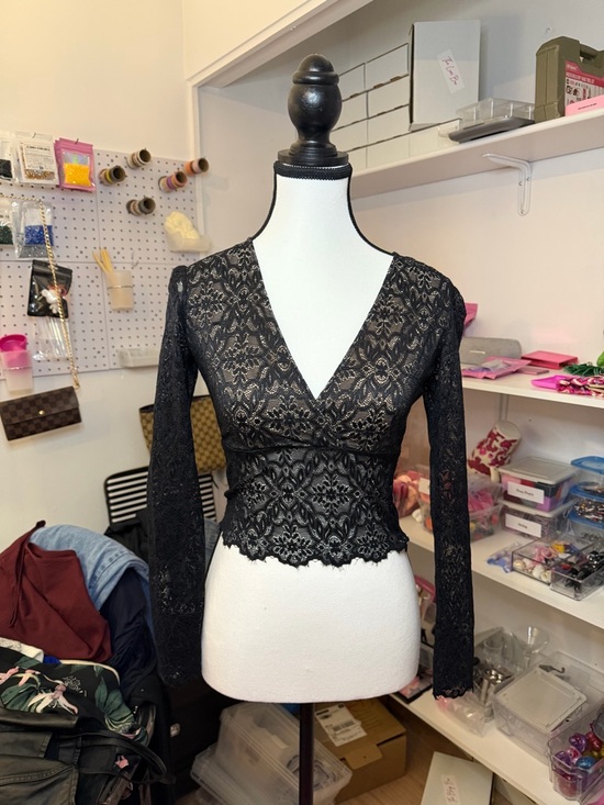 Aritzia Tops - Talulu Aritzia Black Lace V-Neck Long Sleeve Crop Top